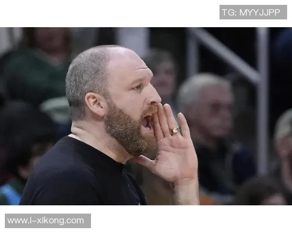 前灰熊主帅詹金斯现身绿军训练馆亲自观摩球员首日训练情况