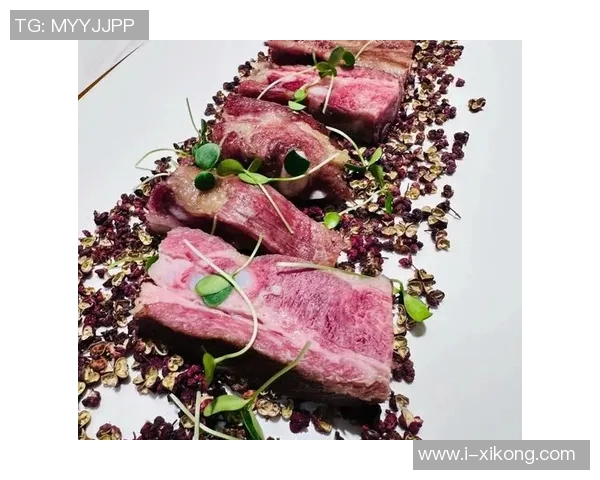 亚当斯如野兽般光脚漫步手持牛排展现原始魅力