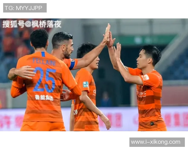 广东队追平中国香港陈伟禁区内巧妙过人后射门得分